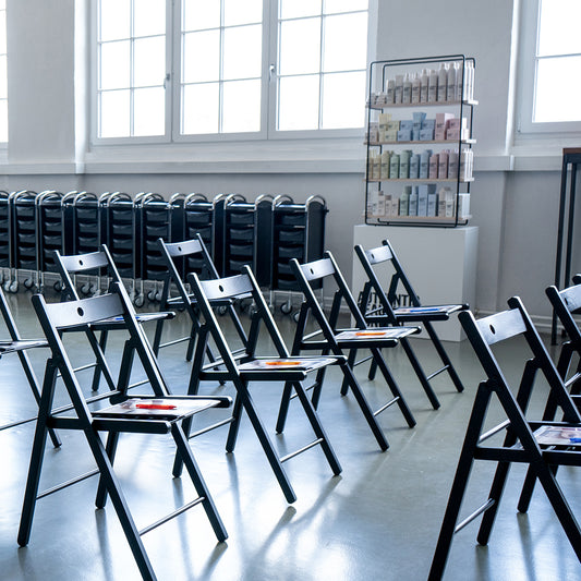 STUDIO MIETE | 1 Tag | Samstag-Studio-LEPSCHI Creative Studio AT-150 m² purer Freiraum für deine Projekte Suchst du nach dem perfekten Spot für dein nächstes Kreativprojekt oder Event? Dann wirst du unser LEPSCHI creative studio lieben.Ein lichtdurchflutetes Loft, das so wandelbar ist wie deine Ideen. Was dich erwartet: Licht & Luft: Cooles Loft-Design mit riesigen Fenstern und Freiraum auf ganzer Fläche Technik ready: 65" Smart-TV, 2 Teufel Boxen (Stereo), Starkstrom, Kabeltrommeln & Foto-/Video-Hintergrun