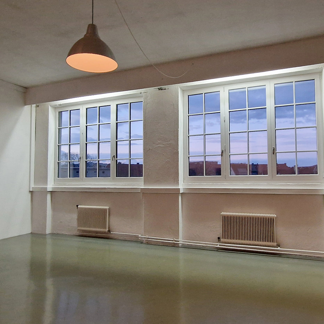 STUDIO MIETE | Mehrere Tage-Studio-LEPSCHI Creative Studio AT-150 m² purer Freiraum für deine Projekte Suchst du nach dem perfekten Spot für dein nächstes Kreativprojekt oder Event? Dann wirst du unser LEPSCHI creative studio lieben.Ein lichtdurchflutetes Loft, das so wandelbar ist wie deine Ideen. Was dich erwartet: Licht & Luft: Cooles Loft-Design mit riesigen Fenstern und Freiraum auf ganzer Fläche Technik ready: 65" Smart-TV, 2 Teufel Boxen (Stereo), Starkstrom, Kabeltrommeln & Foto-/Video-Hintergrundsy
