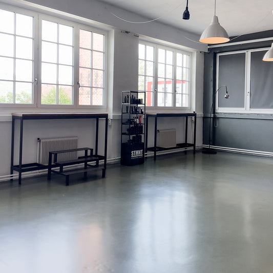 STUDIO MIETE | 1 Tag | Sonntag / Feiertag-Studio-LEPSCHI Creative Studio AT-150 m² purer Freiraum für deine Projekte Suchst du nach dem perfekten Spot für dein nächstes Kreativprojekt oder Event? Dann wirst du unser LEPSCHI creative studio lieben.Ein lichtdurchflutetes Loft, das so wandelbar ist wie deine Ideen. Was dich erwartet: Licht & Luft: Cooles Loft-Design mit riesigen Fenstern und Freiraum auf ganzer Fläche Technik ready: 65" Smart-TV, 2 Teufel Boxen (Stereo), Starkstrom, Kabeltrommeln & Foto-/Video