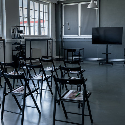 STUDIO MIETE | Mehrere Tage-Studio-LEPSCHI Creative Studio AT-150 m² purer Freiraum für deine Projekte Suchst du nach dem perfekten Spot für dein nächstes Kreativprojekt oder Event? Dann wirst du unser LEPSCHI creative studio lieben.Ein lichtdurchflutetes Loft, das so wandelbar ist wie deine Ideen. Was dich erwartet: Licht & Luft: Cooles Loft-Design mit riesigen Fenstern und Freiraum auf ganzer Fläche Technik ready: 65" Smart-TV, 2 Teufel Boxen (Stereo), Starkstrom, Kabeltrommeln & Foto-/Video-Hintergrundsy
