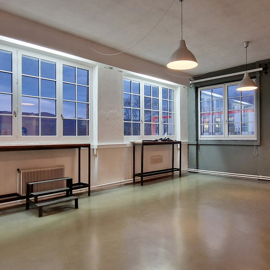 STUDIO MIETE | Mehrere Tage-Studio-LEPSCHI Creative Studio AT-150 m² purer Freiraum für deine Projekte Suchst du nach dem perfekten Spot für dein nächstes Kreativprojekt oder Event? Dann wirst du unser LEPSCHI creative studio lieben.Ein lichtdurchflutetes Loft, das so wandelbar ist wie deine Ideen. Was dich erwartet: Licht & Luft: Cooles Loft-Design mit riesigen Fenstern und Freiraum auf ganzer Fläche Technik ready: 65" Smart-TV, 2 Teufel Boxen (Stereo), Starkstrom, Kabeltrommeln & Foto-/Video-Hintergrundsy