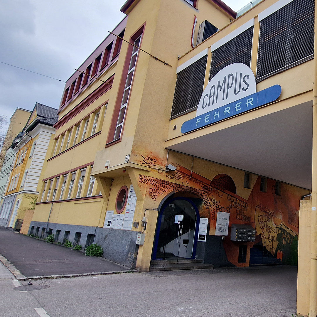 LEPSCHI&LEPSCHI Creative Studio | Mietstudio in Linz | für deine Projekte | Straßenansicht in den Hof des Fehrer Campus
