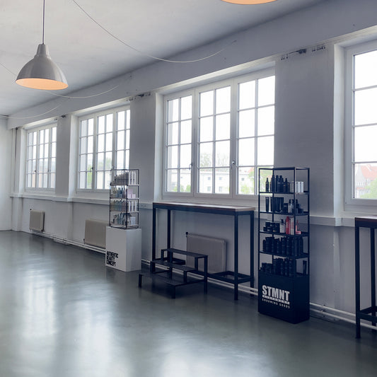 STUDIO MIETE | Mehrere Tage-Studio-LEPSCHI Creative Studio AT-150 m² purer Freiraum für deine Projekte Suchst du nach dem perfekten Spot für dein nächstes Kreativprojekt oder Event? Dann wirst du unser LEPSCHI creative studio lieben.Ein lichtdurchflutetes Loft, das so wandelbar ist wie deine Ideen. Was dich erwartet: Licht & Luft: Cooles Loft-Design mit riesigen Fenstern und Freiraum auf ganzer Fläche Technik ready: 65" Smart-TV, 2 Teufel Boxen (Stereo), Starkstrom, Kabeltrommeln & Foto-/Video-Hintergrundsy