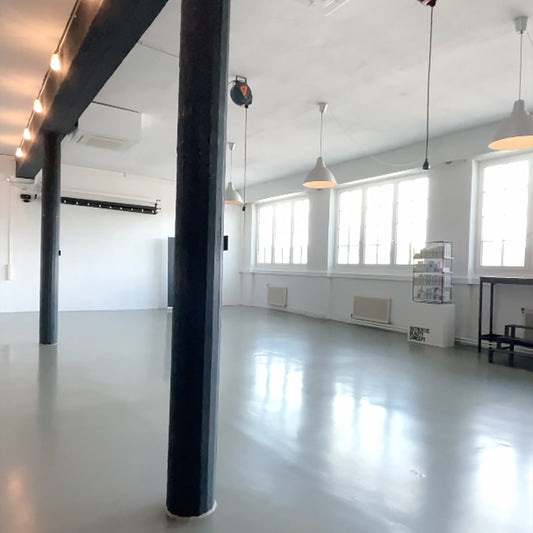 STUDIO MIETE | Mehrere Tage-Studio-LEPSCHI Creative Studio AT-150 m² purer Freiraum für deine Projekte Suchst du nach dem perfekten Spot für dein nächstes Kreativprojekt oder Event? Dann wirst du unser LEPSCHI creative studio lieben.Ein lichtdurchflutetes Loft, das so wandelbar ist wie deine Ideen. Was dich erwartet: Licht & Luft: Cooles Loft-Design mit riesigen Fenstern und Freiraum auf ganzer Fläche Technik ready: 65" Smart-TV, 2 Teufel Boxen (Stereo), Starkstrom, Kabeltrommeln & Foto-/Video-Hintergrundsy